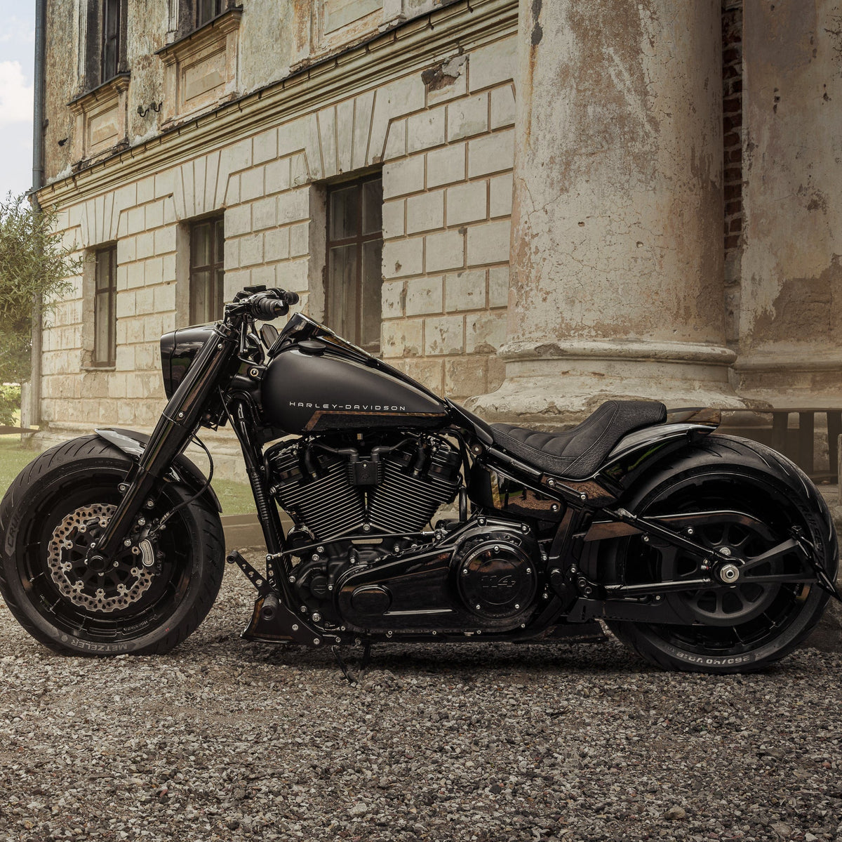 Killer Custom Rear Fender "Avenger" with Integrated Lights - Breakout / Fat Boy 25-up