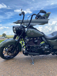 Wings Custom Ape Hanger Curve Brutale 1-1/2" Handlebars - Road King 00-24 - Gloss Black / Matte Black