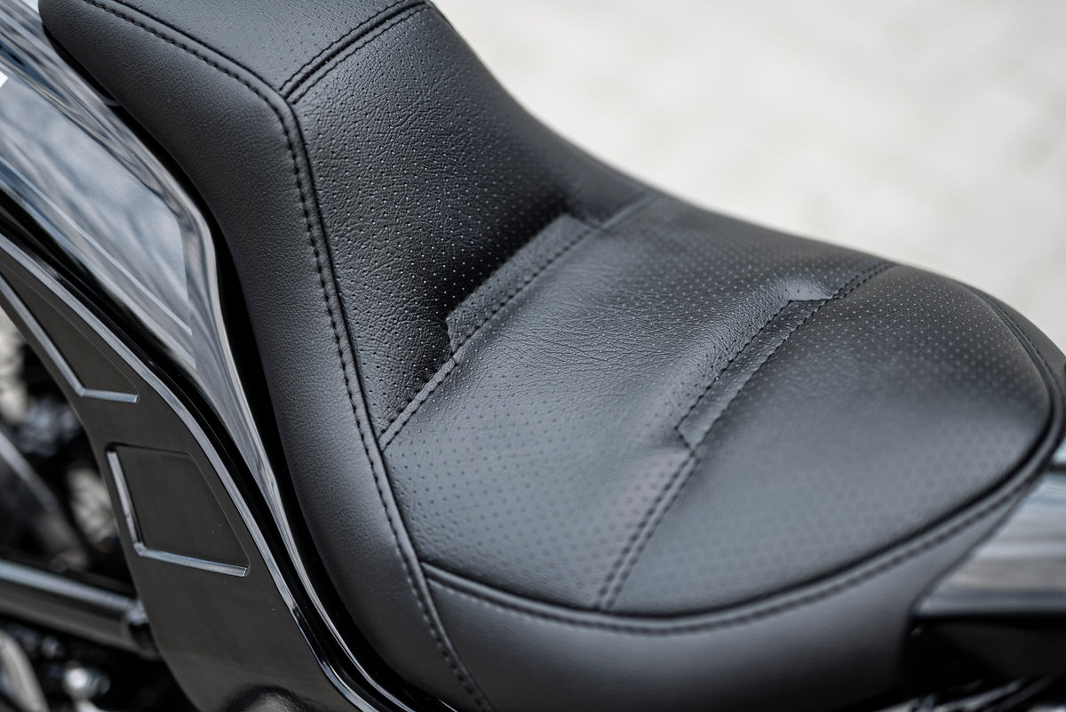 Killer Custom Diamond Seat for Bobbstr & Rodstr Fenders - Softail 18-up