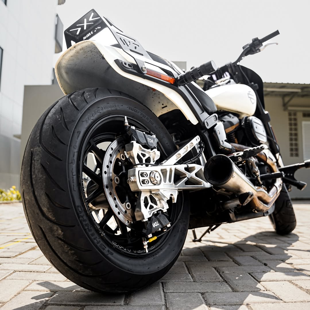 Raceworks Billet V1 Swingarm - Softail Narrow 18 - up - Henne Company