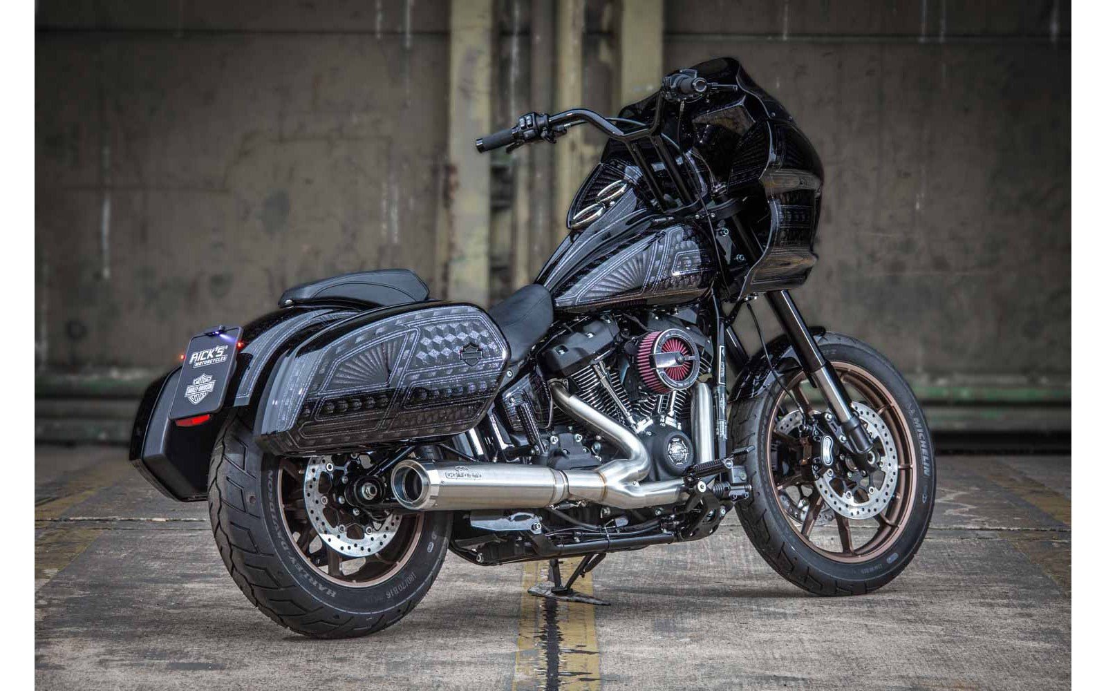 Rick's Clubstyle Fairing FXRP FXRT Police Replica - Softail 18 - up - Henne Company