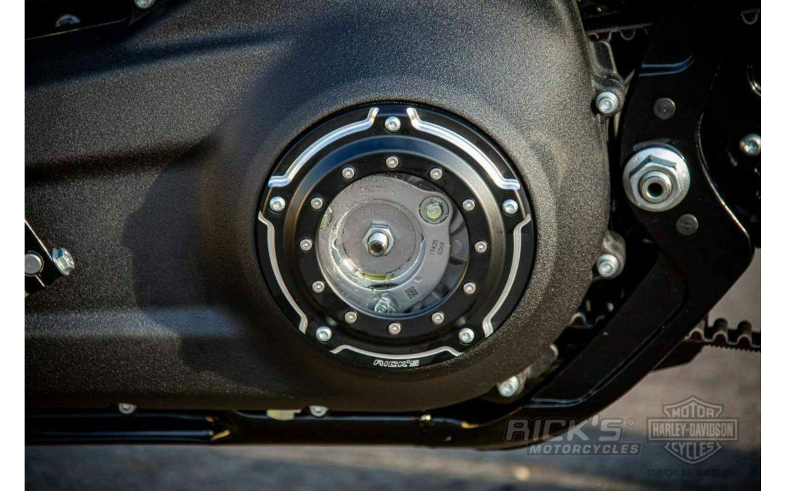 Rick's Derby Cover "Bullauge" Gloss Black - Softail 19 - up - Henne Company