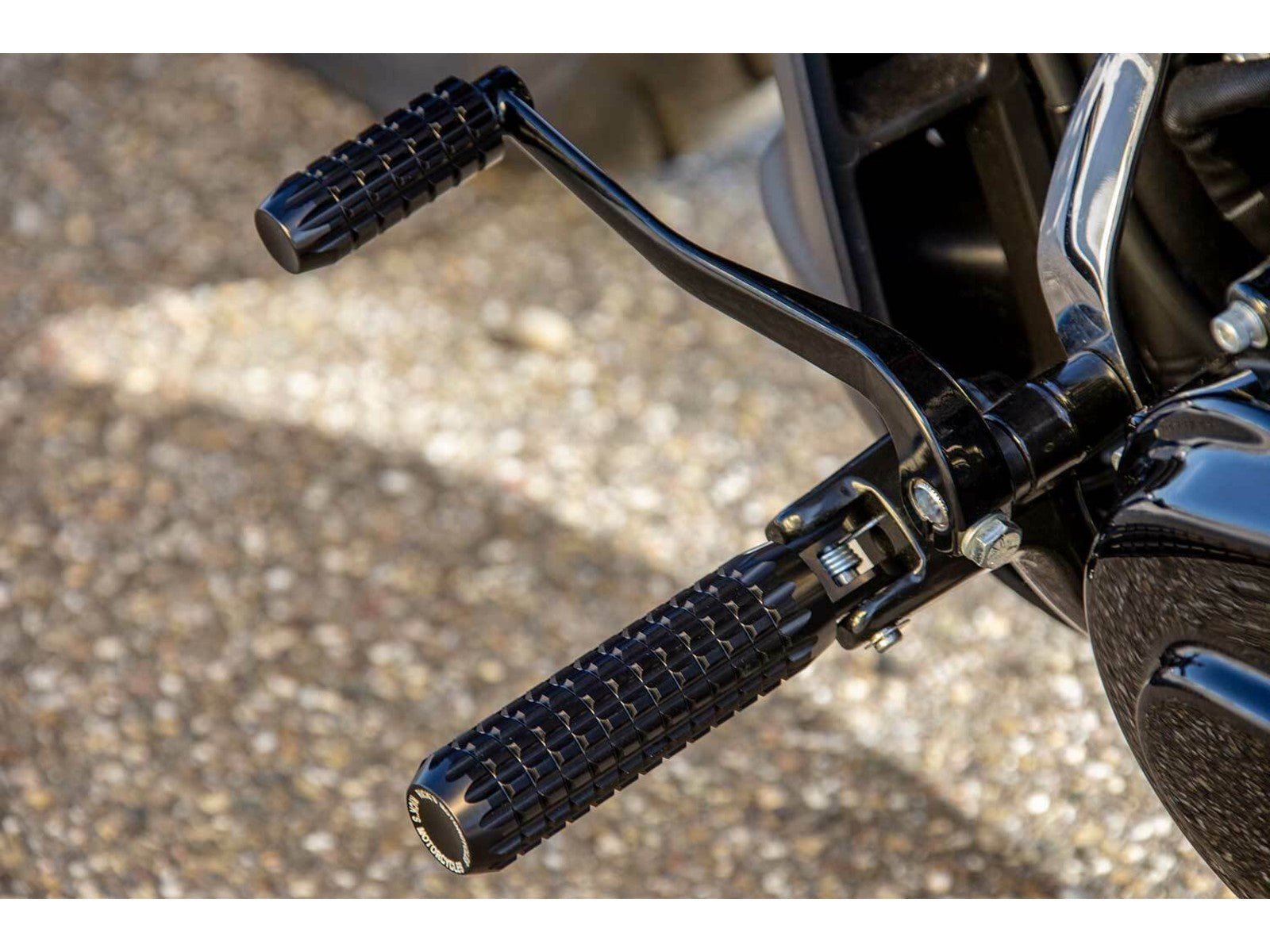 Rick's Footpegs "AK4.7" Black - Softail 18 - up / Sportster S - Henne Company