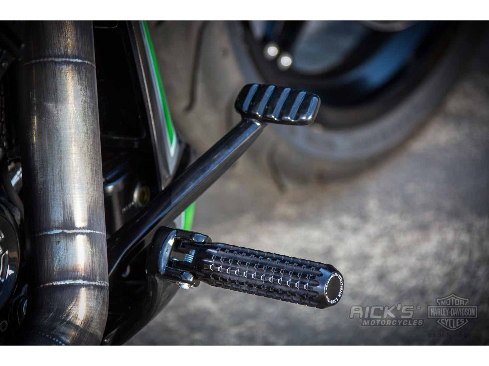 Rick's Footpegs "AK4.7" Black - Softail 18 - up / Sportster S - Henne Company
