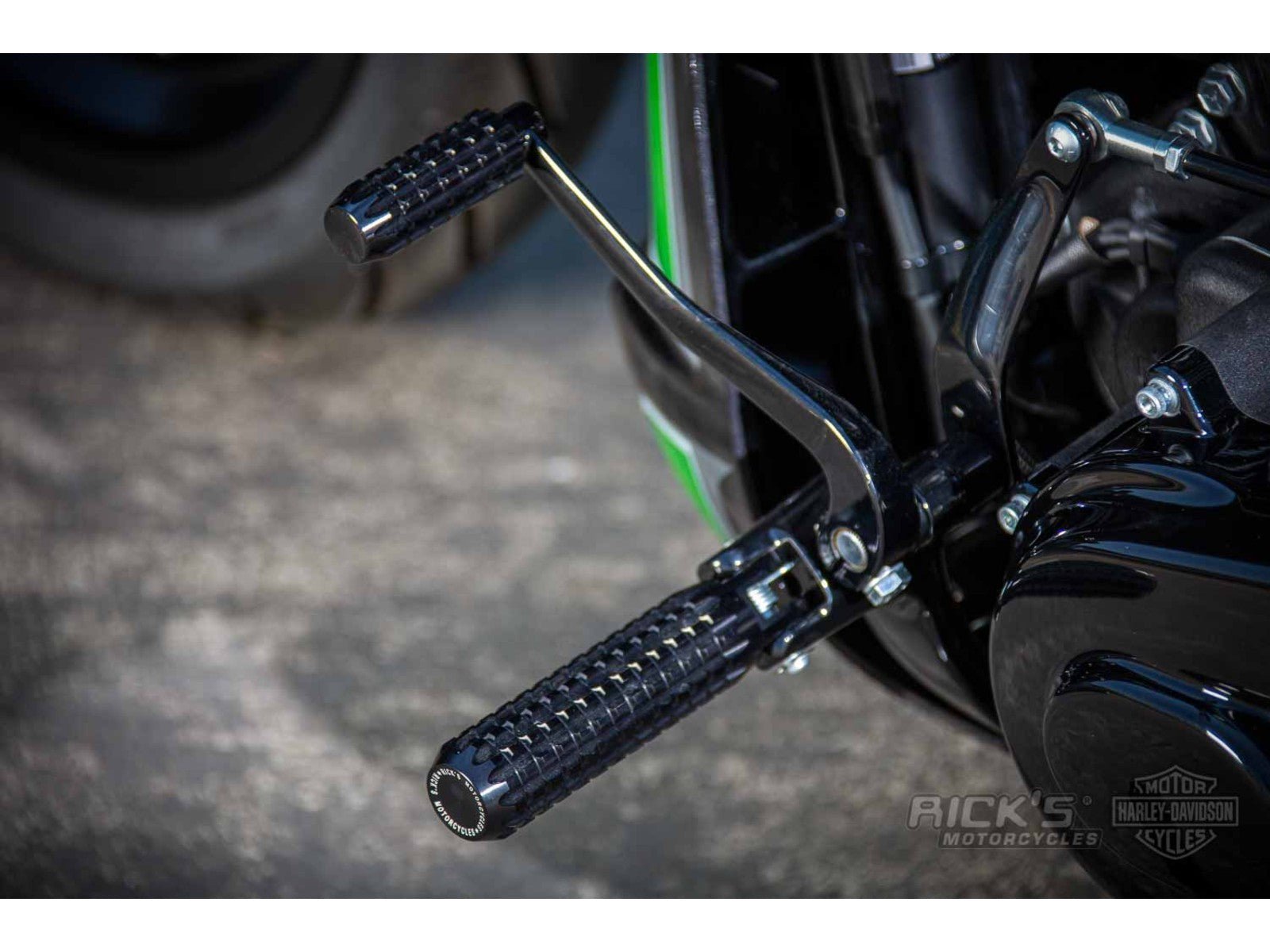 Rick's Footpegs "AK4.7" Black - Softail 18 - up / Sportster S - Henne Company