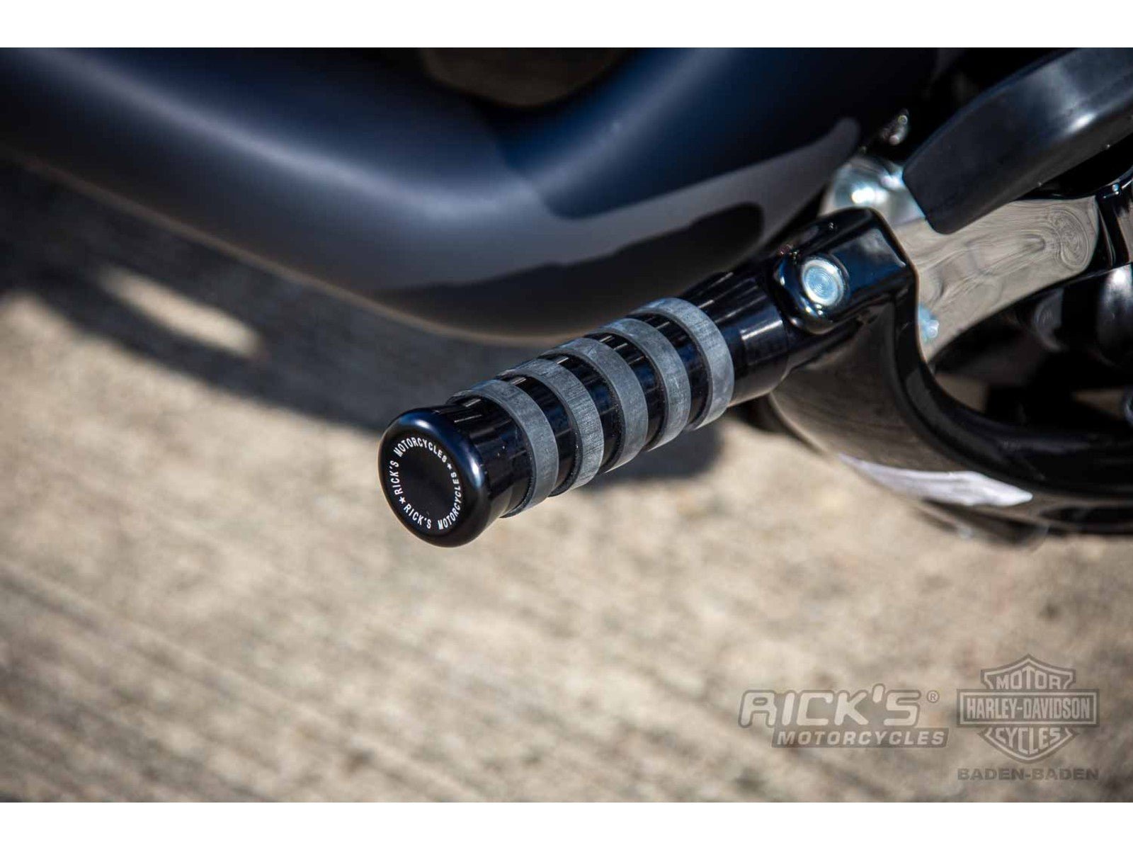 Rick's Footpegs "O - Ring" Black - Softail 18 - up / Sportster S - Nightster - Henne Company