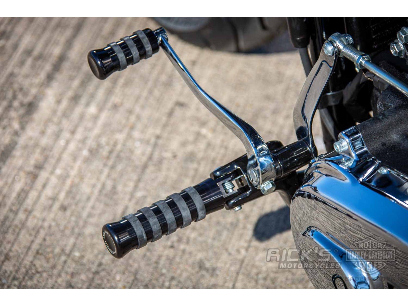 Rick's Footpegs "O - Ring" Black - Softail 18 - up / Sportster S - Nightster - Henne Company