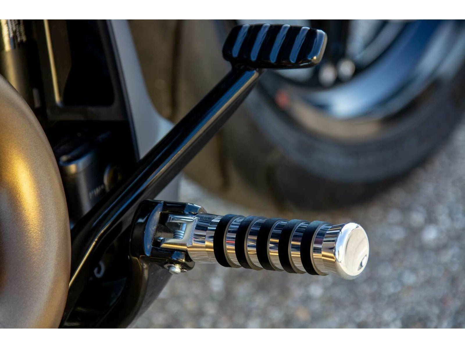 Rick's Footpegs "O - Ring" Polished - Softail 18 - up / Sportster S - Nightster - Henne Company