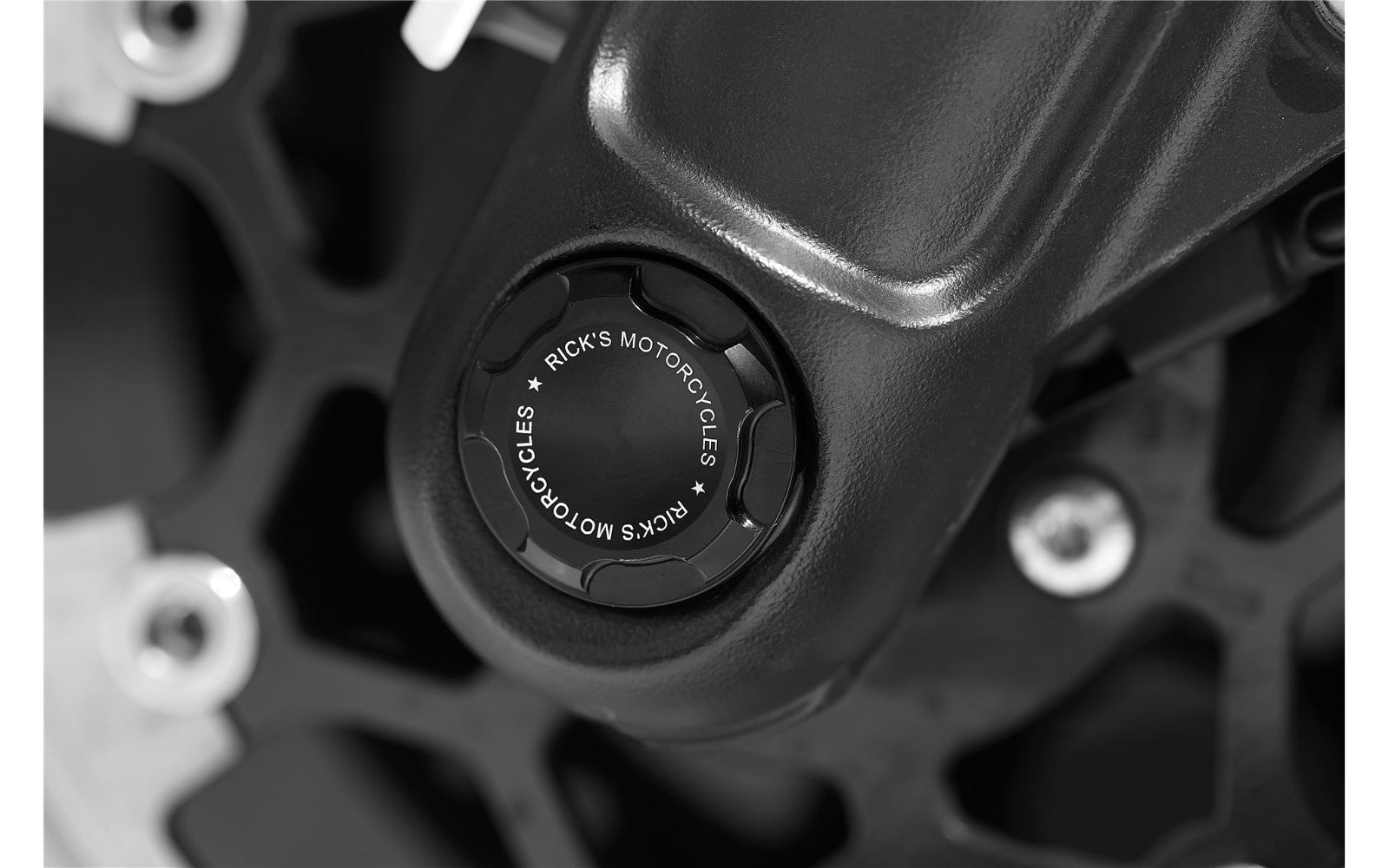 Rick's Front Axle Cover Premium - Fat Bob 18 - up - Henne Company