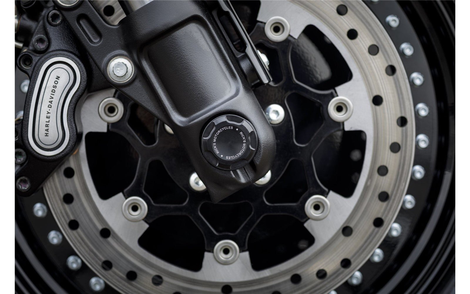 Rick's Front Axle Cover Premium - Fat Bob 18 - up - Henne Company