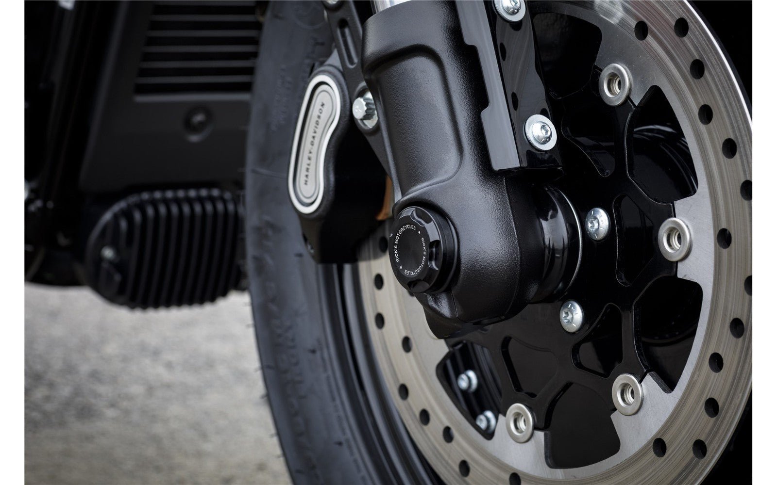 Rick's Front Axle Cover Premium - Fat Bob 18 - up - Henne Company
