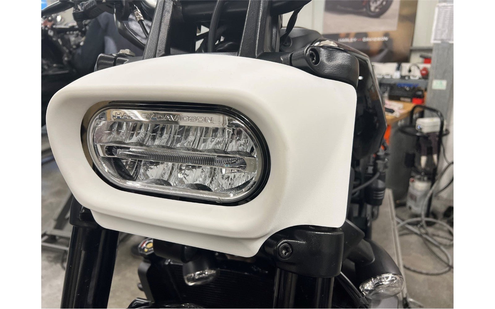 Rick's Headlight Mask "FAT" Gloss Black - Sportster S 21 - up - Henne Company
