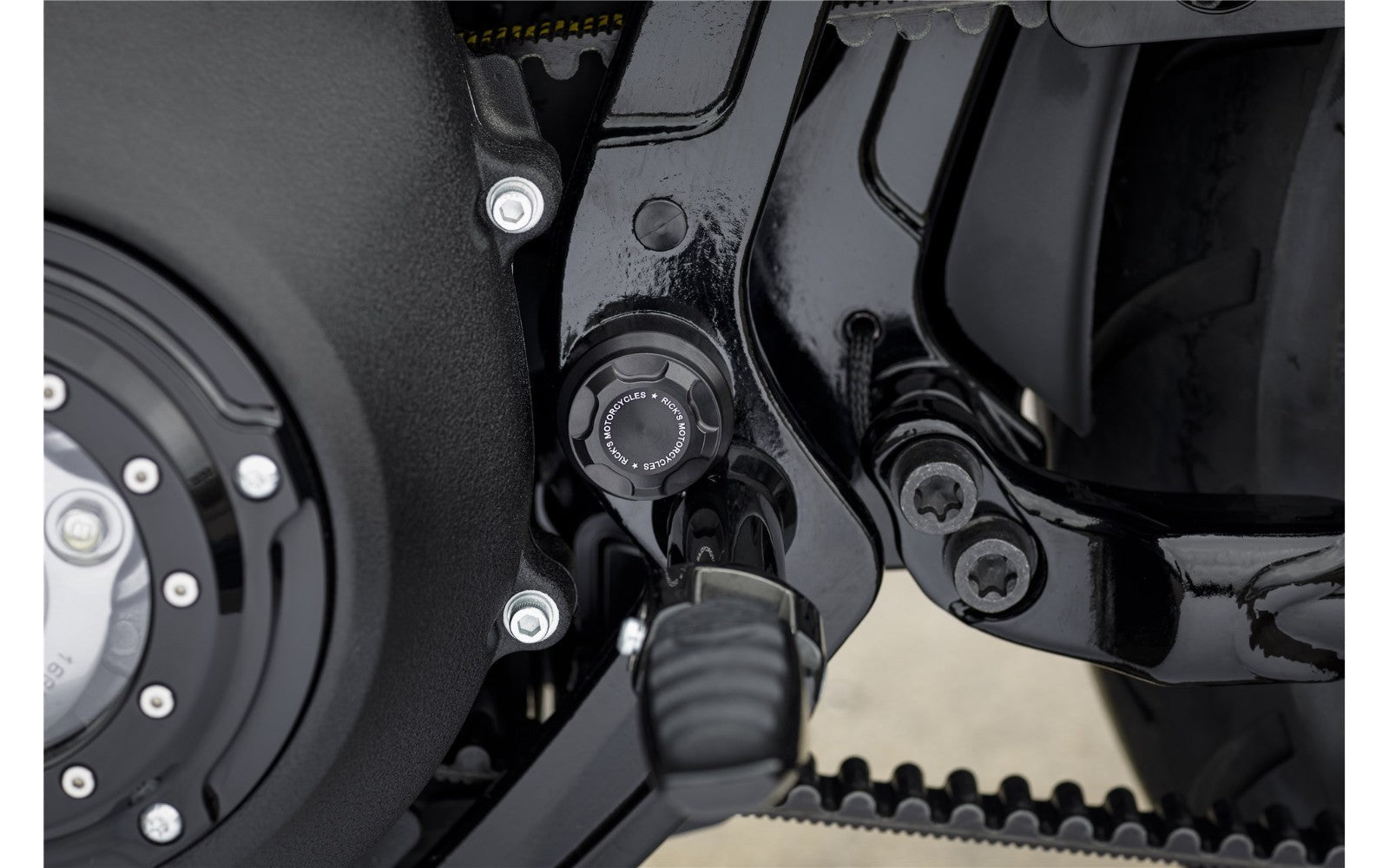 Rick's Swingarm Axle Cover Premium - Street - Bob / Slim etc 2018 - up - Henne Company